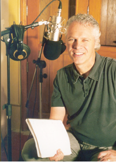 Jones durante la grabación del programa Stop Radio Network, también utilizado en las clases de Millennium, que buscan principalmente la concientización, realizando un análisis profundo y terapéutico de los asuntos de actualidad. (www.stopradio.org)