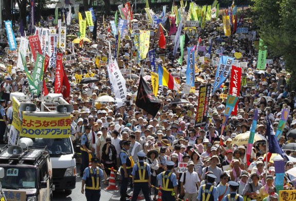 Mais de 100 mil protestam contra energia nuclear em Tóquio